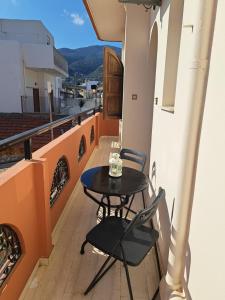 d'une table et de chaises sur un balcon avec vue. dans l'établissement Stella Apartments Malia, à Mália