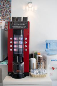 eine rote Kaffeemaschine auf der Theke in der Unterkunft Hotel Santa Barbara Miyakojima Resort in Miyako-jima