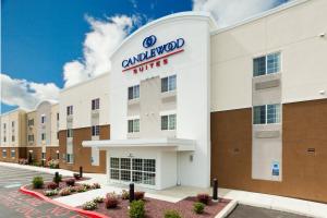 ハリスバーグにあるCandlewood Suites Harrisburg I-81 Hershey Area by IHGの看板付きの建物の表示