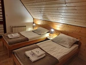 A bed or beds in a room at Apartamenty Pod Lipą