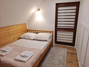 A bed or beds in a room at Apartamenty Pod Lipą