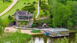 eine Luftansicht eines Hauses auf dem Wasser in der Unterkunft Vila Terra Resort in Girsteitiškis