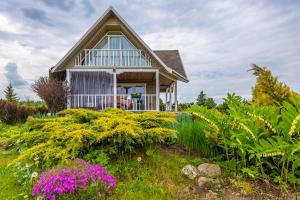 ein Haus mit Garten davor in der Unterkunft Vila Terra Resort in Girsteitiškis