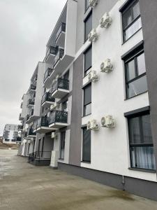 ein großes Gebäude mit Balkon auf der Seite in der Unterkunft Apartament Mara in Baile Felix