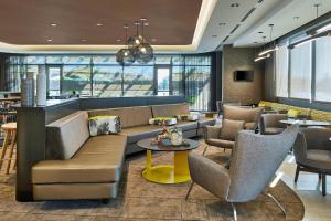 O zonă de relaxare la SpringHill Suites Charlotte at Carowinds