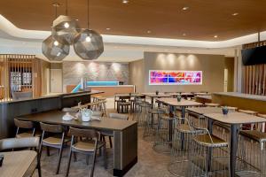 Un restaurant sau alt loc unde se poate mânca la SpringHill Suites Charlotte at Carowinds