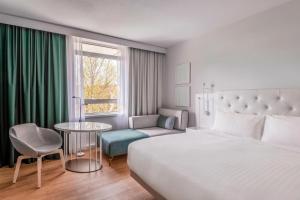 Кровать или кровати в номере Munich Marriott Hotel