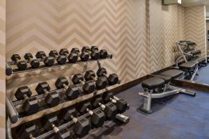 een fitnessruimte met rijen halters aan de muur bij Residence Inn by Marriott Branson in Branson