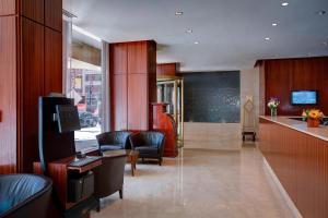 una hall con sedie e un bar in un edificio di Residence Inn by Marriott New York Manhattan/Times Square a New York