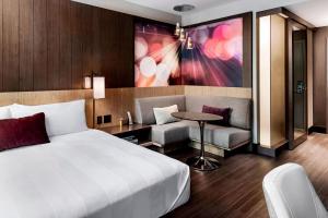 Cama ou camas em um quarto em Toronto Marriott Markham