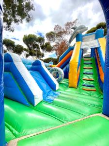 - un toboggan aquatique dans un parc aquatique dans l'établissement BIG4 Port Willunga Tourist Park, à Aldinga