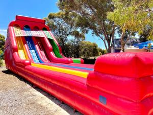 un grand toboggan gonflable dans un parc dans l'établissement BIG4 Port Willunga Tourist Park, à Aldinga