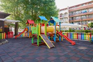 un parque infantil con tobogán en HI Hotels Imperial Resort - Ultra All Inclusive, en Sunny Beach