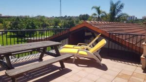 een patio met 2 stoelen, een picknicktafel en een bank bij Casa Agrícola Do Limonete in Figueira da Foz