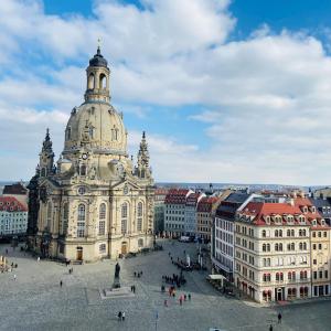 een groot gebouw met een klokkentoren erop bij Luxury Home / 3-Raum-Suite an der Frauenkirche / 4 in Dresden