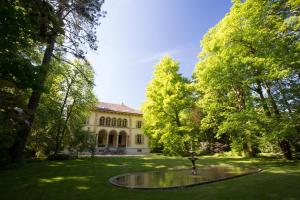 Vrt u objektu Maison Suchard, tradition & elegance in the Jura