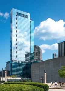 een hoog gebouw met een bord erop in een stad bij Loews Chicago Hotel in Chicago