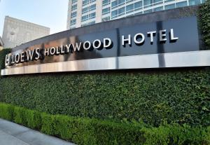 Znak dla hotelu Hollywood przed żywopłotem w obiekcie Loews Hollywood Hotel w Los Angeles