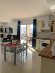 A cozinha ou cozinha compacta de Waterside Apartment - Two Bedroom