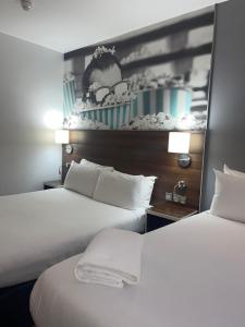 เตียงในห้องที่ Heeton Concept Hotel - City Centre Liverpool