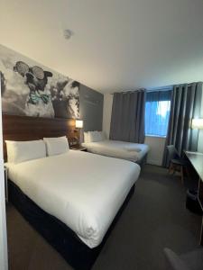 เตียงในห้องที่ Heeton Concept Hotel - City Centre Liverpool