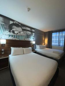 เตียงในห้องที่ Heeton Concept Hotel - City Centre Liverpool