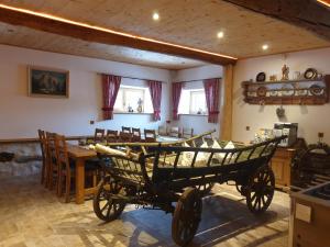 einen Holzwagen in einem Zimmer mit Esszimmer in der Unterkunft Gut Unterbrunn in Radstadt