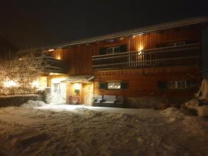 ein Gebäude in der Nacht mit Schnee davor in der Unterkunft Gut Unterbrunn in Radstadt