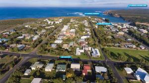 uma vista aérea de um subúrbio junto ao oceano em The Albatross em Port Campbell