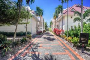 una strada di fronte a un edificio con palme di Village Pierre & Vacances Sainte Luce a Sainte-Luce