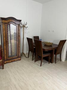 - une salle à manger avec une table, des chaises et un miroir dans l'établissement Dar Lilia Monastir, à Monastir