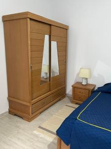 - une chambre avec une armoire en bois et un lit dans l'établissement Dar Lilia Monastir, à Monastir