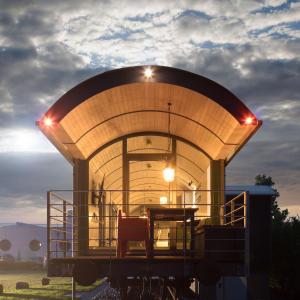 un gran edificio redondo con mesa y sillas en LokoMotel-Waggon, Luxus Appartment im Eisenbahnwaggon, en Stadtlohn