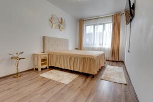 sypialnia z łóżkiem i oknem w obiekcie D&C Apartament w Braszowie