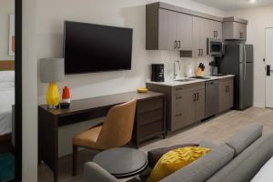 A cozinha ou cozinha compacta de WaterWalk Extended Stay by Wyndham Boise Meridian