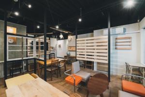 高松市にあるKotori Coworking & Hostel Takamatsuのテーブルと椅子が備わる部屋