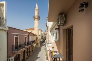 Une ruelle étroite avec une mosquée en arrière-plan dans l'établissement Centro Storico, à La Canée