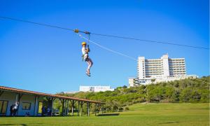 een persoon op een tokkelbaan in een park bij Hotel Golf Mar in Maceira