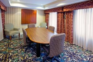 Гостиная зона в Staybridge Suites Louisville - East by IHG