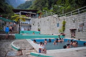 un groupe de personnes dans une piscine dans l'établissement Rupa Rupa High Jungle Eco B&B, à Machu Picchu