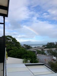 tęcza na niebie nad drogą w obiekcie Suítes Luxo Marambaia- Epic House w mieście Rio de Janeiro