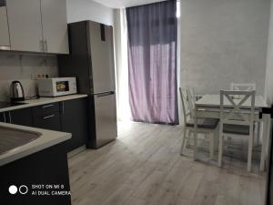 Køkken eller tekøkken på Apartmets Domovik Мира 11с кв 7 Вместительная трёхкомнатная квартира