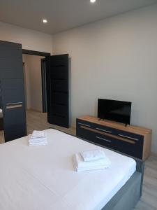 A bed or beds in a room at Apartments Domovik Квартира на 4 гостя