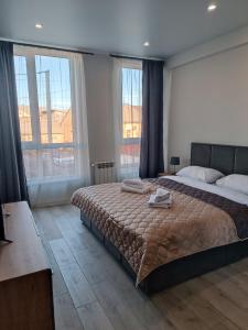 A bed or beds in a room at Apartments Domovik Квартира на 4 гостя