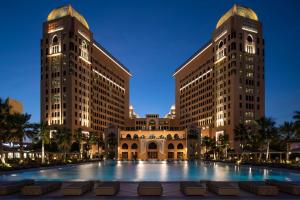 The St. Regis Doha में या उसके करीब स्विमिंग पूल