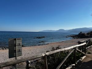 - un réfrigérateur sur une plage à côté de l'eau dans l'établissement Fronte mare, à Cala Gonone