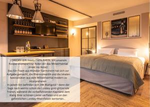 una rivista pubblicitaria per una camera d'albergo con letto di PAPA RHEIN - Hotel & Spa a Bingen am Rhein