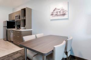 A kitchen or kitchenette at TownePlace Suites Amarillo West/Medical Center