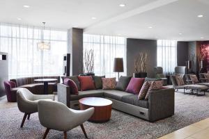 Uma área de estar em Courtyard by Marriott Newark Downtown