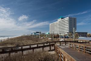 un edificio en la playa junto a un paseo marítimo en Courtyard Carolina Beach, en Carolina Beach